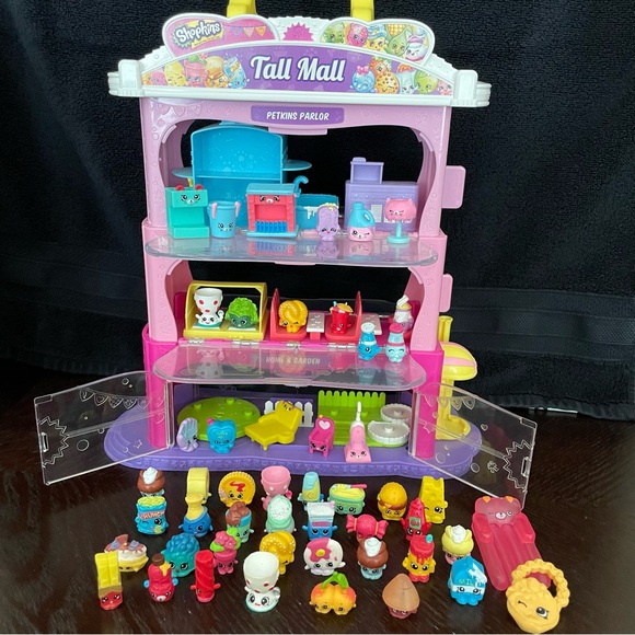 Shopkins Other - Shopkins Tall Mall Expandable Mall Play Set & 25 Shopkins Moose Toys